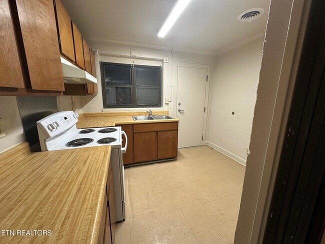 Building Photo - 706 Jay St