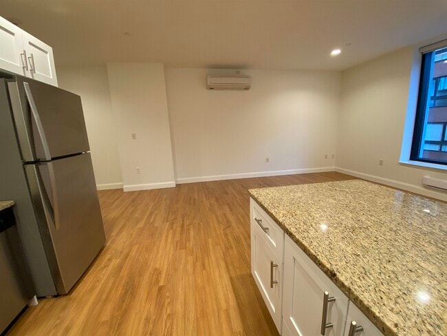 Building Photo - 875 Elm St