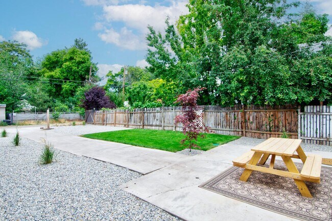 Building Photo - Remodeled Detached Cottage with Fenced Yard! Pet Friendly!