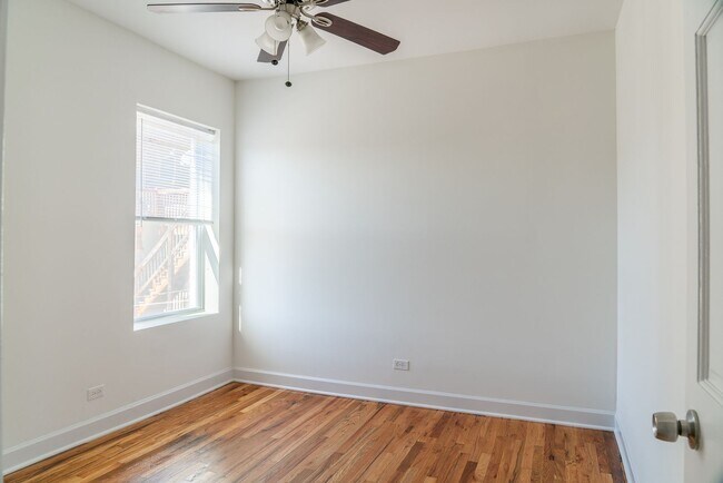 Building Photo - Albany Park - 2 Bed / 1 Bath - Dog Friendly!