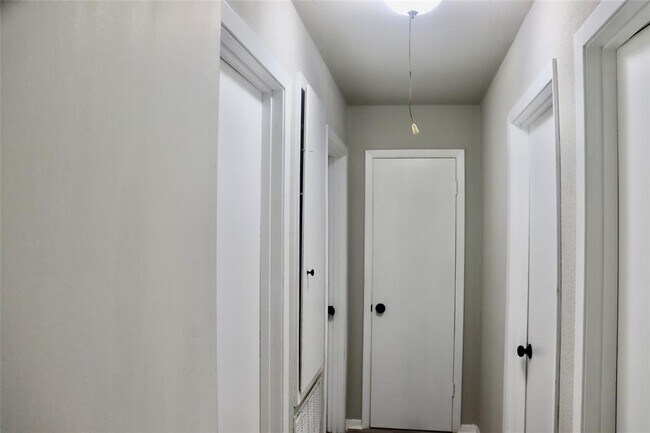 Building Photo - 6122 Heatherbrook Dr