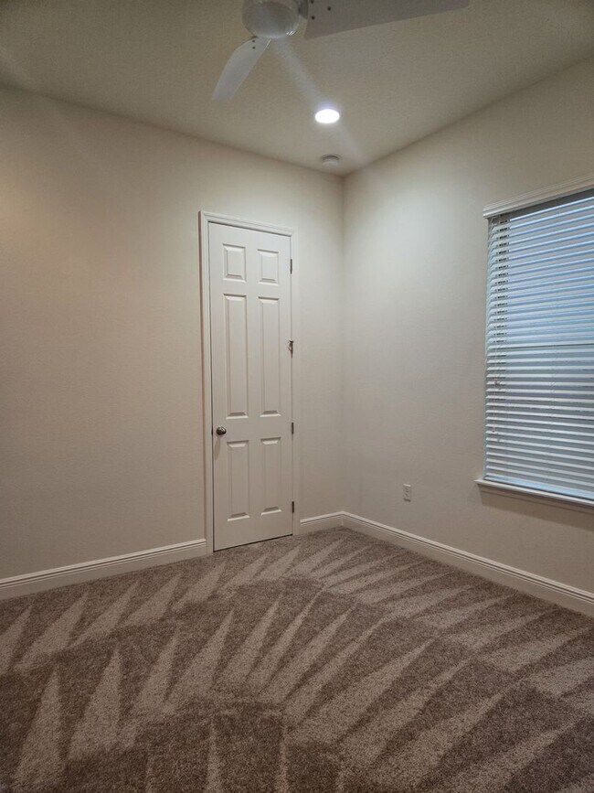 Building Photo - 9240 Sylvan Wds St