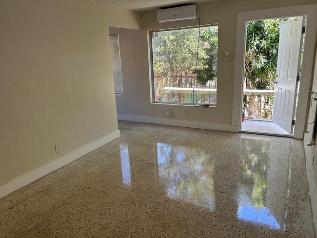 Building Photo - 709 8th St