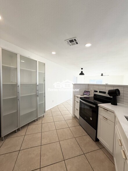 Building Photo - 7039 S 41st St