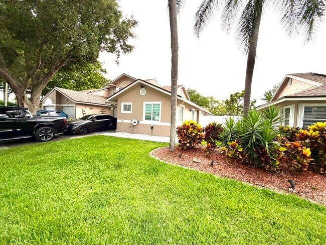 Building Photo - 4929 W Lakes Dr