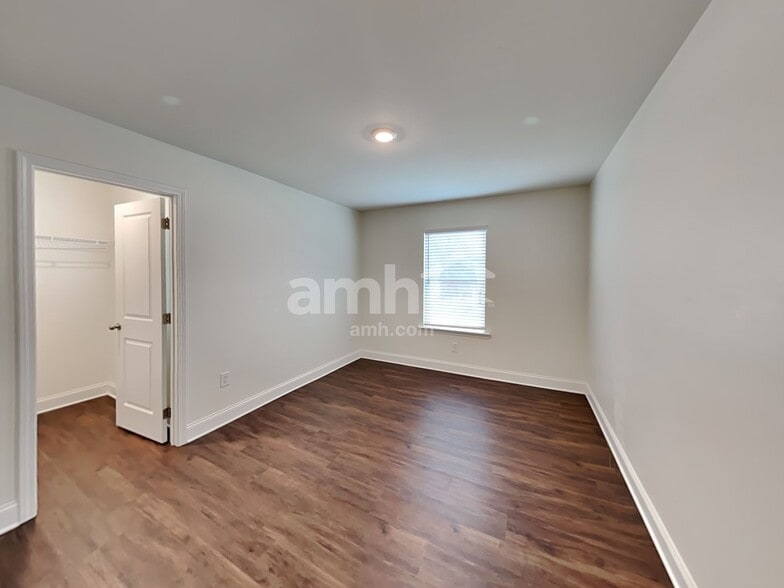 Building Photo - 572 Summit View Lane