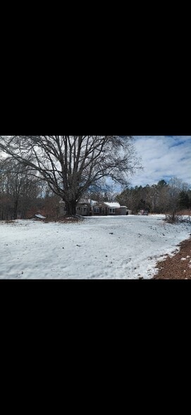 Building Photo - 134 River Rd