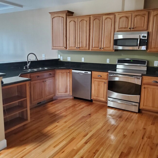 Building Photo - LARGE 3 BED 3 BATH TOWNHOME IN THE DESIRABLE POINTE NEIGHBORHOOD