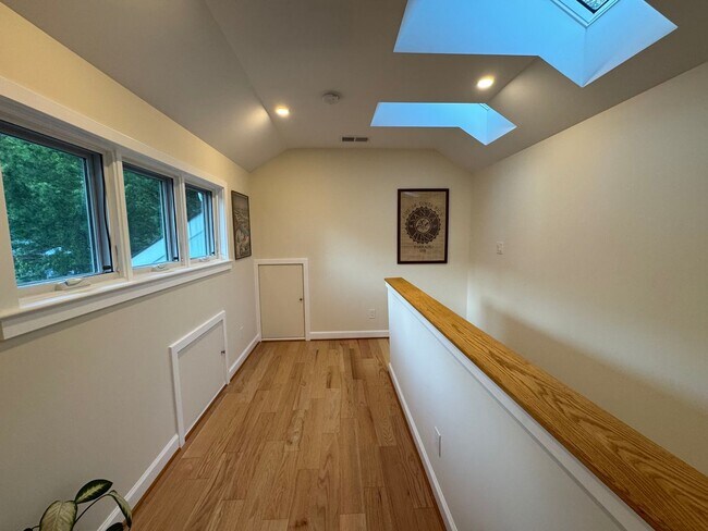 Building Photo - Fantastic 5 Bed 3 Bath Single Family Home ...