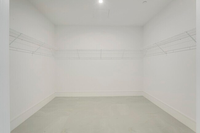 Building Photo - 220 Lake Shore Dr