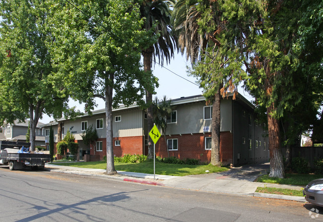 Building Photo - Four Palms