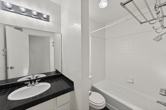 Building Photo - Gorgeous 2 Bedroom inside Gated Community! Close to Beach