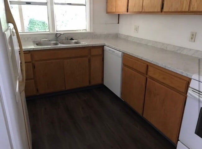 Building Photo - 3bd 2 ba home, great location