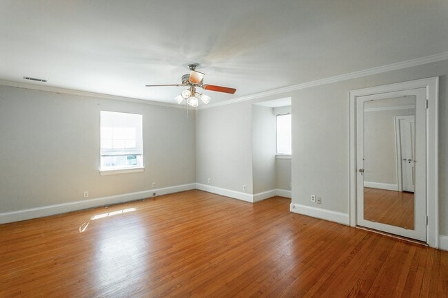 Building Photo - 3 Bedroom 2 Bath Classic