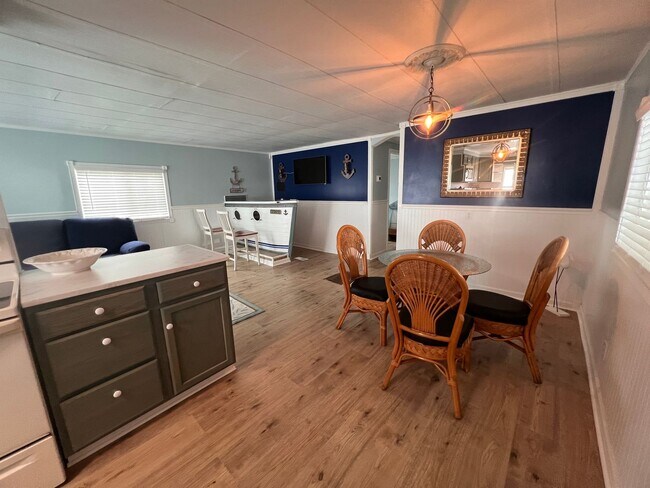 Building Photo - The absolute cutest rental you'll see - 2/2 mobile home in Davie 55+ community
