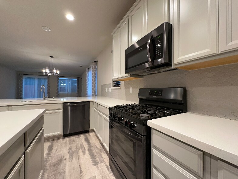 Building Photo - 2375 Creekview Dr