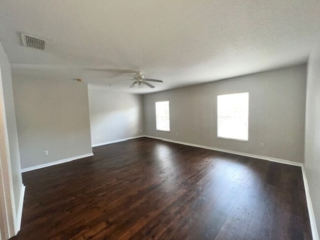 Building Photo - OVIEDO/UCF RENTAL! Wonderful 3 bd 2.5 bath corner unit townhome! 1 CAR ATTACHED GARAGE!NO CARPET!...