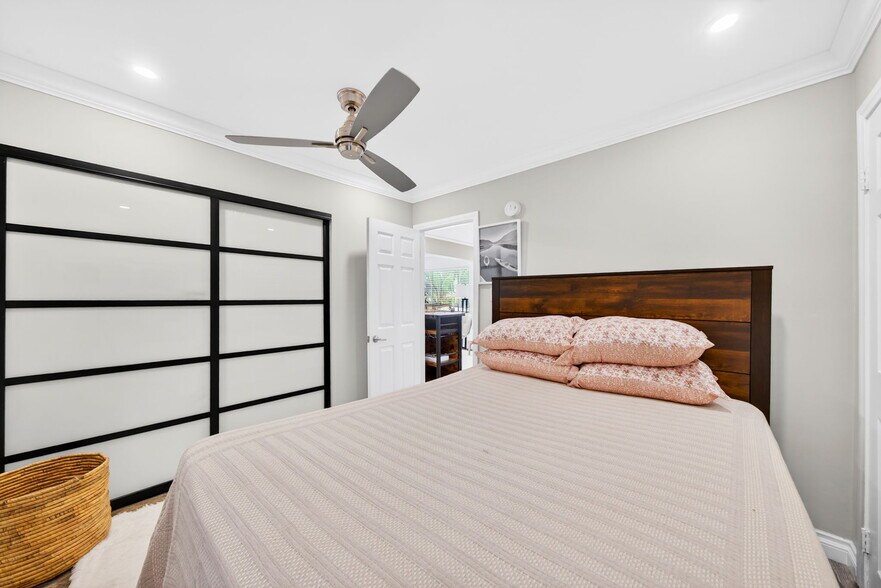 Building Photo - 1200 Tamarind Ave