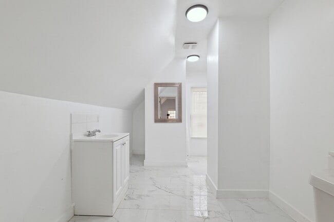 Building Photo - 1478 Helen St