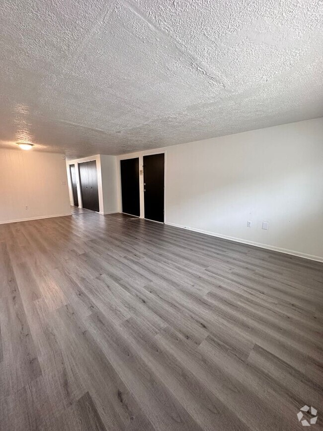 Building Photo - 2 Bedroom and 1.5 Bathroom Apartment in Be...