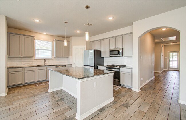 Building Photo - 1705 Bayway Dr