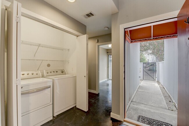 Building Photo - Modern Townhome In The Heart Of Midtown!