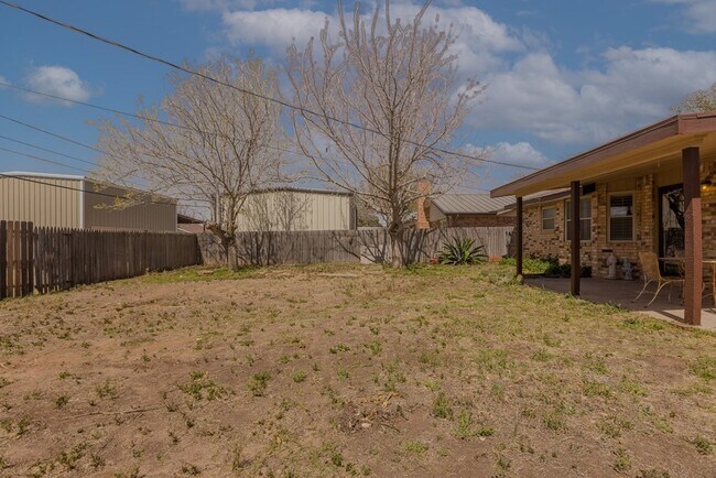 Building Photo - 8707 Holiday Dr