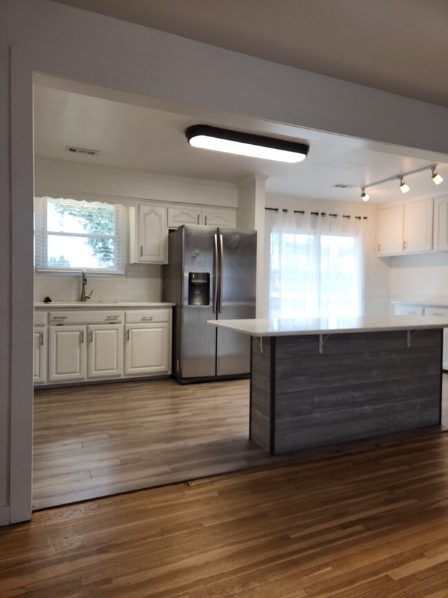 Building Photo - 114 Maureen Dr