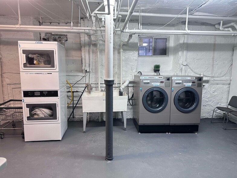 Building Photo - 160 Vroom St