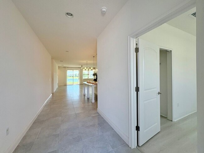 Building Photo - Lovely 4/2 at Harmony Enclave a Golf Course Community