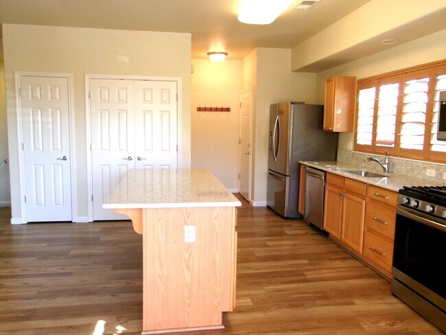 Building Photo - 3 Bedroom, 2-1/2 bath, 2-car garage in Nor...