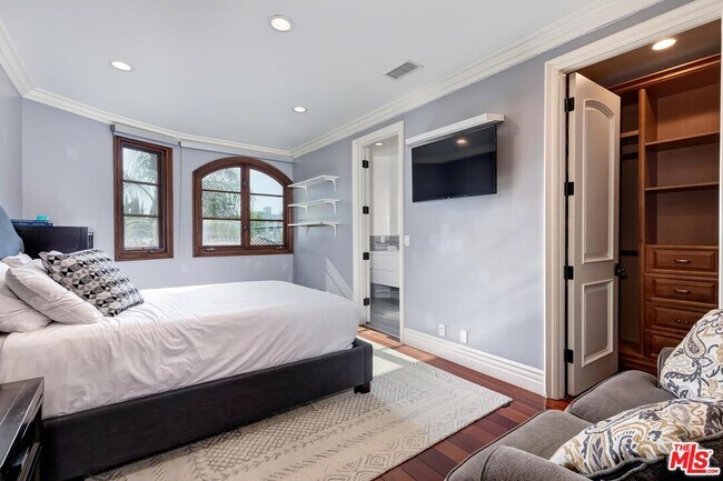 Building Photo - 6127 Rhodes Ave