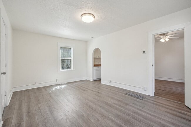 Building Photo - Charming 2 bed 1 bath Bungalow