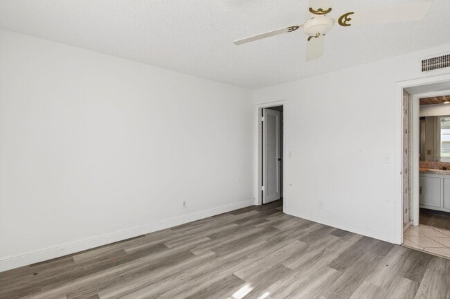 Building Photo - 180 Flanders C