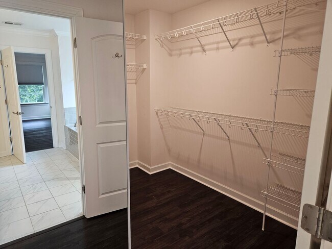 Building Photo - Beautiful unfurnished 3 bed 2.5 bath home ...