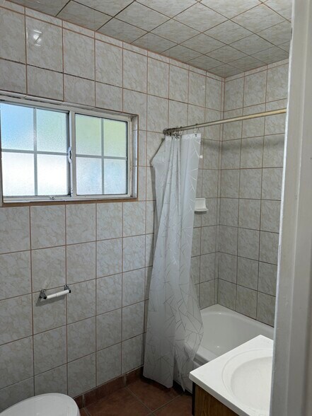 Building Photo - 4044 Mennes Ave