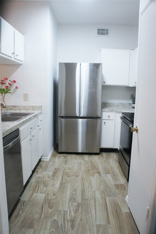 Building Photo - 2023 Gentryside Dr