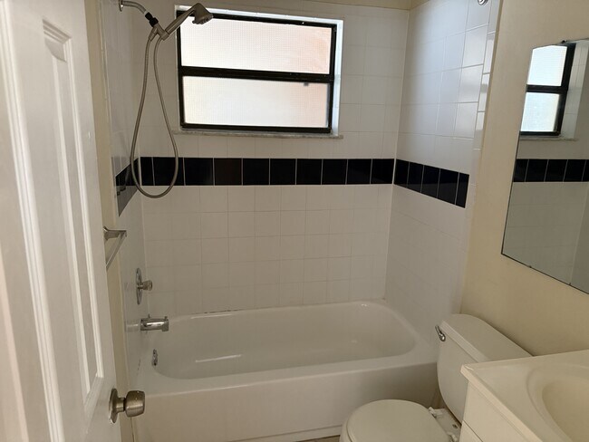 Building Photo - Queen Street Apartments