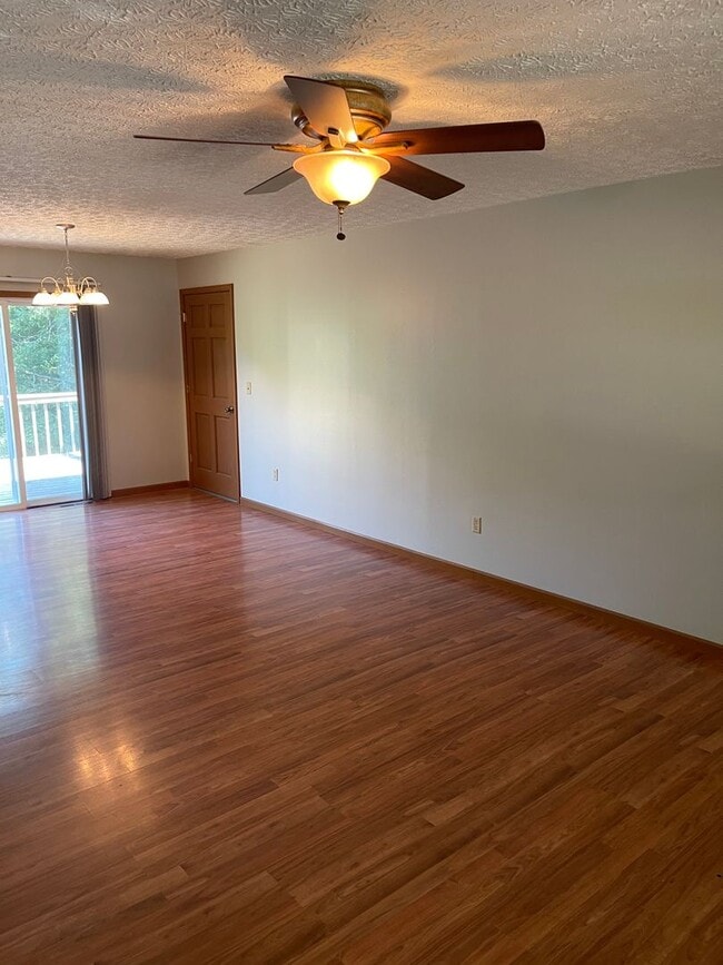 Building Photo - Available December 21st! SPACIOUS & PET FR...