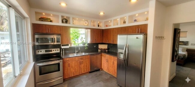 Building Photo - 875 NE 130th St