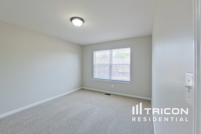 Building Photo - 218 Roxbury Dr