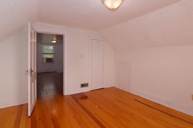 Building Photo - Cute older Craftsman home on locate on Spo...