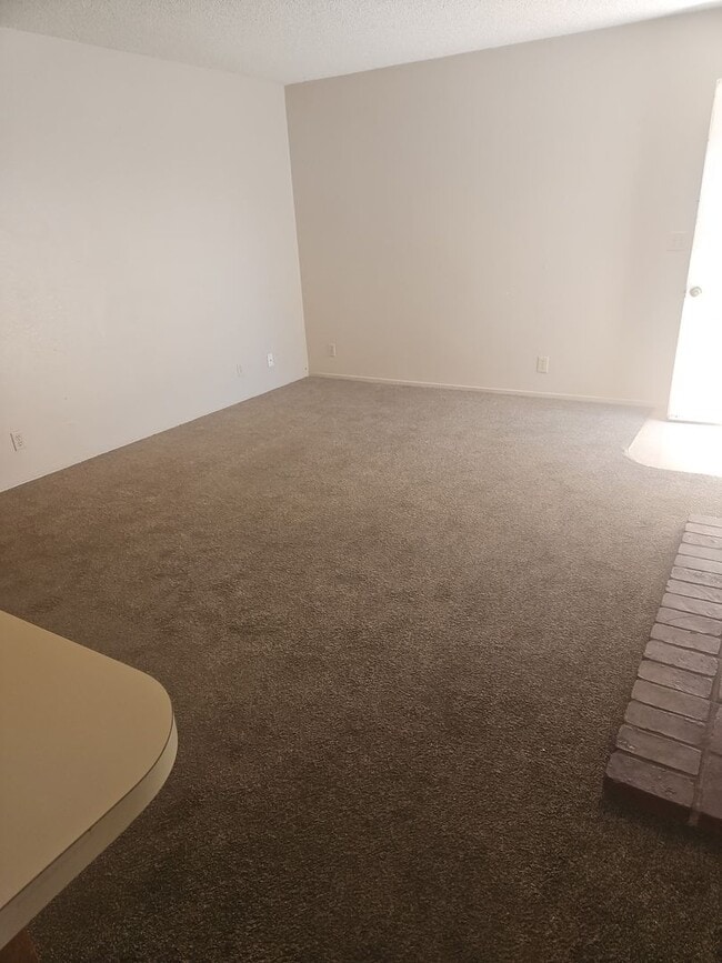 Building Photo - 2 BEDROOM 1 BATH UNIT