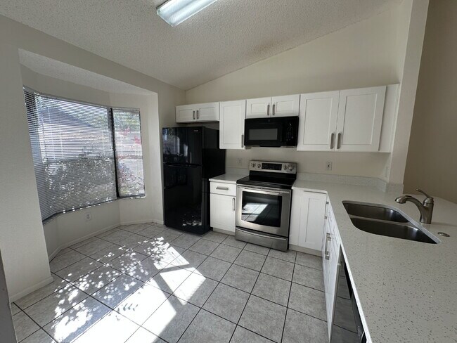 Building Photo - Lovely 2-Bedroom Townhouse in St. Cloud - Spacious 1023 Sq Ft with 2 Full Baths