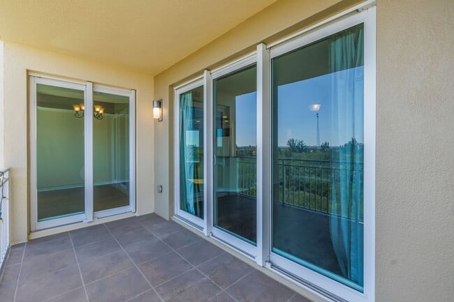 Building Photo - WATER VIEW CONDO 2/2 #714