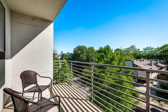 Building Photo - Stunning 2/2 Condo in Oak Lawn!