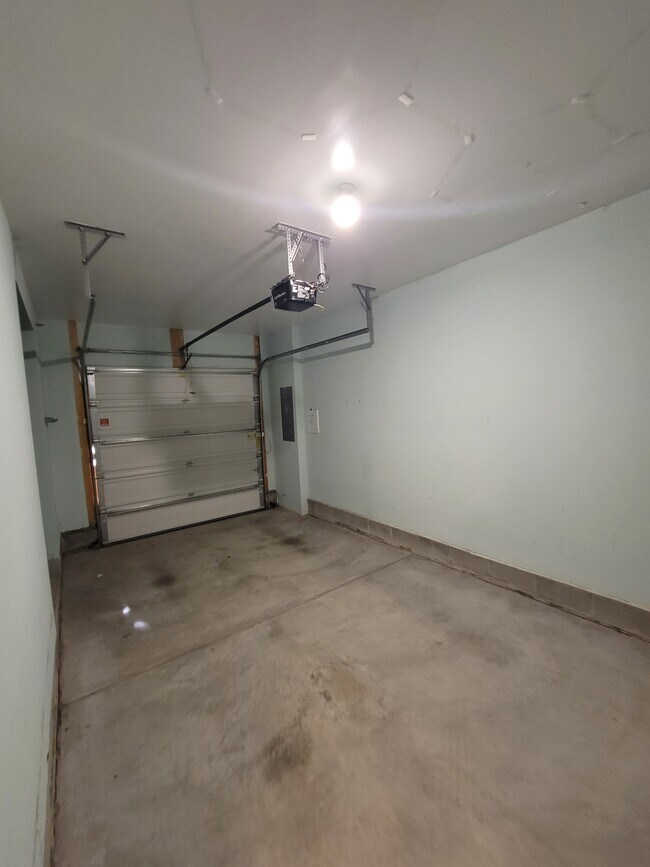 Building Photo - 4969 Almandine Ave