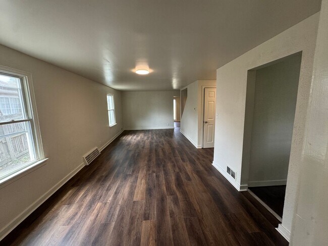 Building Photo - Available NOW! 4 Bed1Full Bath House