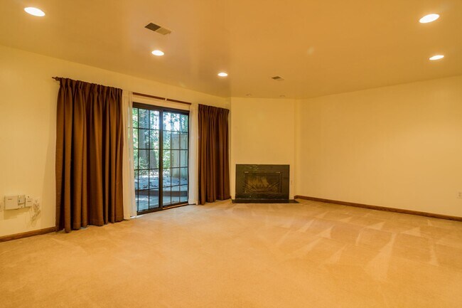 Building Photo - Beautiful 3 Bed 3.5 Bath Brick Interior To...