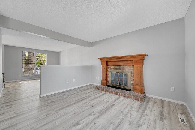 Building Photo - $2,895 - 3 Bed, 2.5 Bath Home with Central...